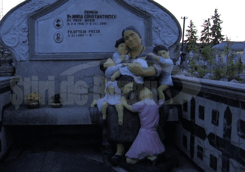 Povestea statuii unei mame care-și strânge în brațe copiii. Monumentul misterios al cimitirului din Buzău care ar fi bântuit