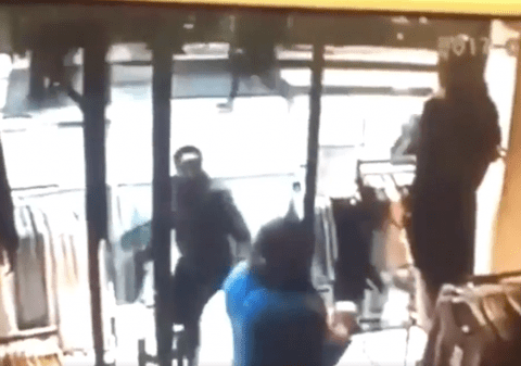 Momentul în care camionul trece cu viteză pe strada pietonală din Stockholm a fost filmat – VIDEO