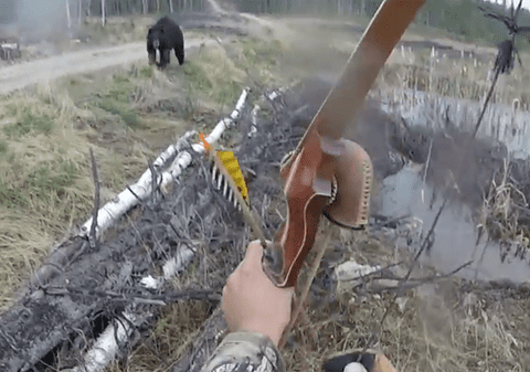 VIDEO VIRAL | Momentul în care un bărbat a fost atacat de urs. A reușit să scape doar cu o vânătaie