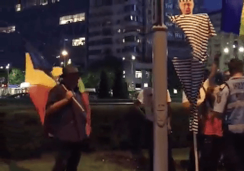 Protest în fața Guvernului. Peste 50 de oameni scandează împotriva Executivului și a PSD