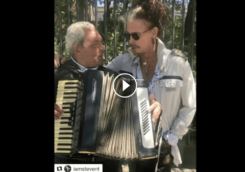 VIDEO VIRAL. Steven Tyler cântă la colț de stradă cu un acordeonist