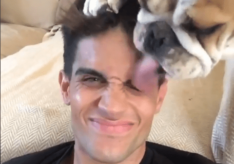 Fotbalistul spaniol Marc Bartra are un câine foarte afectuos. Nu se desparte de el nici în luna de miere | VIDEO