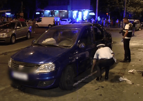 VIDEO. Accident grav pe Calea Rahovei din Capitală, noaptea trecută. Un șofer a trecut pe roșu și a lovit un alt autoturism, după care s-a răsturnat. Un copil, printre răniți