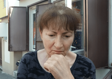 VIDEO/ Planta care provoacă alergii i-a speriat pe români! „Am tăiat-o cu foarfeca de pe drum, le face rău și câinilor”