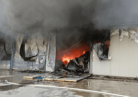 Incendiu puternic la o brutărie din Neamț, zeci de pompieri intervin pentru stingerea focului. Nu au existat victime