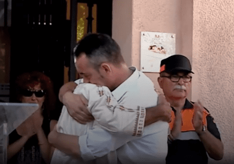 Gest emoționant al tatălui băiețelului ucis în atentatul din Barcelona. A îmbrățișat un imam