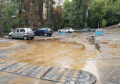 UPDATE: Mai multe blocuri din Sectorul 4 au rămas fără apă, din cauza unei avarii la rețeaua de alimentare / FOTO&VIDEO