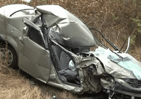 VIDEO | O șoferiță de 67 de ani din Mehedinți a intrat cu mașina sub un TIR. Salvatorii au rămas șocați de ceea ce au găsit la locul accidentului