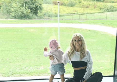 Andreea Bălan și-a schimbat din nou look-ul. “Ce bine îți stă cu breton”