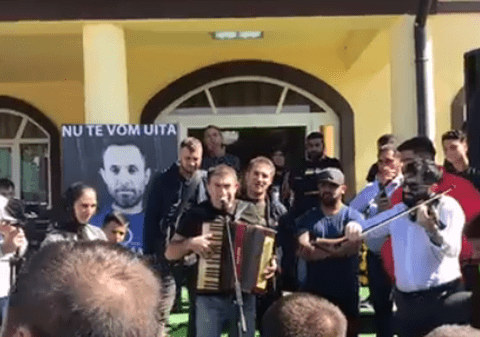 Înmormântarea transmisă live pe Facebook. Un tânăr din Ialomiţa, condus pe ultimul drum cu lăutari