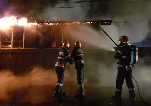 FOTO & VIDEO | Incendiu la un service auto în comuna Puchenii Mari, pe DN 1. UPDATE