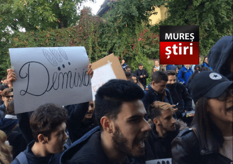 UPDATE: Demisie a directoarei colegiului din Târgu Mureș unde sute de elevi protestează. Unii dintre ei s-au urcat pe acoperișul de la intrarea în școală | VIDEO