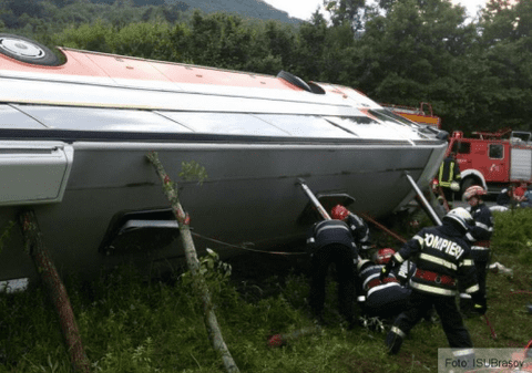 Accident grav în Braşov. Un autocar cu 34 de pasageri s-a răsturnat.  Doi oameni au murit