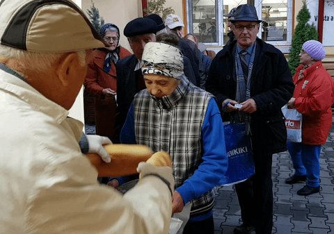 VIDEO/ Cozi la pâine ca pe vremea lui Ceaușescu. Pensionarii vin de la 4 dimineața ca să prindă bon de ordine
