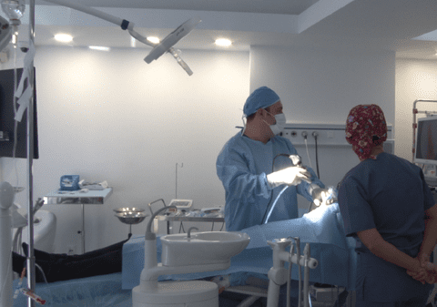Operaţie în premieră în România: O femeie care nu avea o parte a maxilarului si a boltei palatine a primit șansa la o viață normală
