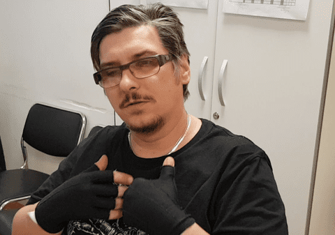 Marian Leușteanu poate cânta din nou la doi ani după Colectiv pentru că ”îngerii” i-au redat degetele arse de flăcări. ”Scoțând răul la lumină, el nu poate să te bântuie”