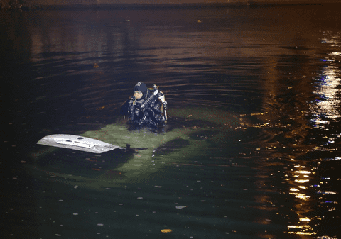 Un șofer a căzut cu mașina în râul Dâmbovița, în zona Cotroceni din Capitală (FOTO & VIDEO)