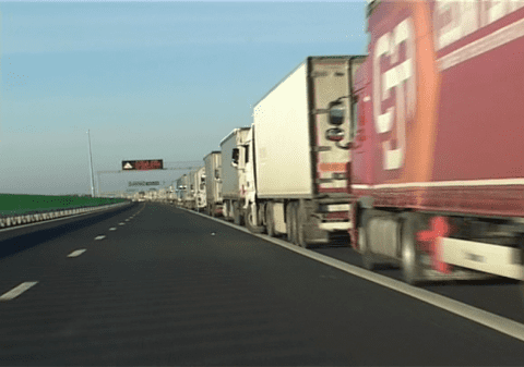 Aglomerație în Vama Nădlac, la ieșire din țară. Șoferii camioanelor așteaptă chiar și peste opt ore
