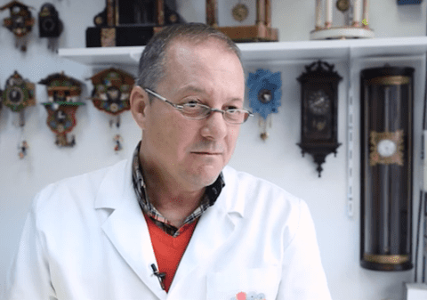 REPORTAJ / Omul care trezește istoria la viață. În mâinile lui, pendulele bătrâne prind a cânta și ceasurile vechi își ticăie poveștile