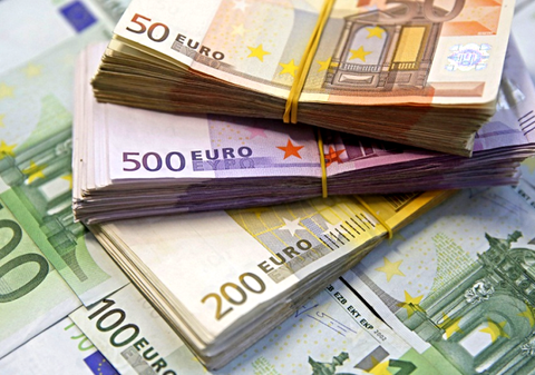 Și-a uitat geanta cu 16.000 de euro în restaurant. Găsitorul nici nu a vrut să știe ce e în ea și a dus-o la Poliție
