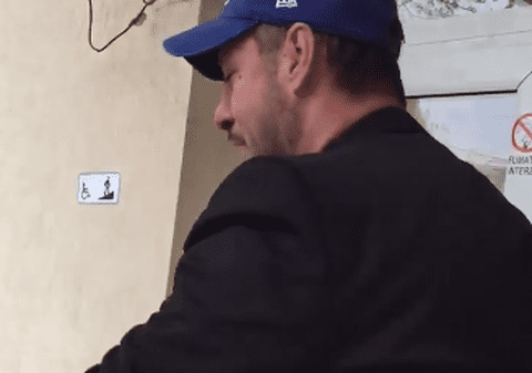 Paznicul unei școli din București, vedetă pe Facebook. Cum îi întâmpină pe elevi. “Mate atenție că e…”