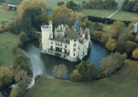Peste 10.000 de persoane au devenit proprietarii unui castel din Franța. Cât a plătit fiecare