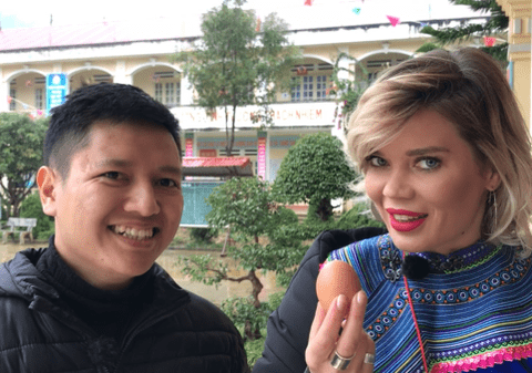 Gina Pistol ia lecții de vietnameză. Blonda sexy a făcut-o și pe asta