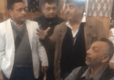 A înjurat în biserică, sub supravegherea preotului. Scena scandaloasă a fost filmată | VIDEO