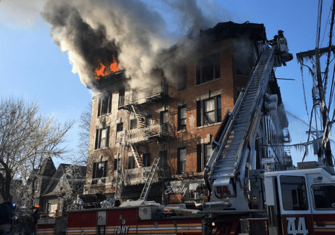 Peste 20 de oameni, răniți într-un incendiu în New York. Un pompier, printre victime