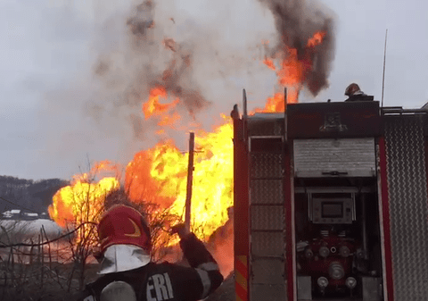 Incendiu puternic la un sediu Transgaz din Gorj, după ce o conductă s-a spart