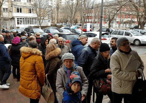 VIDEO | La coadă pentru a da bani statului. Cum au ajuns românii să stea la rând pentru a plăti taxe şi impozite