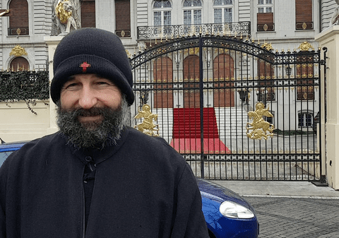 VIDEO / Primul pelerin al Bobotezei la Gigi Becali. Pustnicul Ion, de veghe în fața palatului aurit