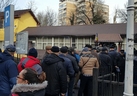 VIDEO | Cum se reînoieşte contractul pentru locul de parcare în Bucureşti. Sute de oameni au stat la coadă, deşi puteau trimite online toate documentele