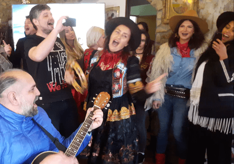 VIDEO EXCLUSIV/Rona Hartner și Monica Bîrlădeanu au cântat cu Daniel Iordăchioaie. Vedetele au intonat un imn despre viața la țară!