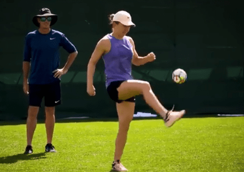 Simona Halep jonglează cu mingea ca un fotbalist profesionist. Este fan Lionel Messi / VIDEO