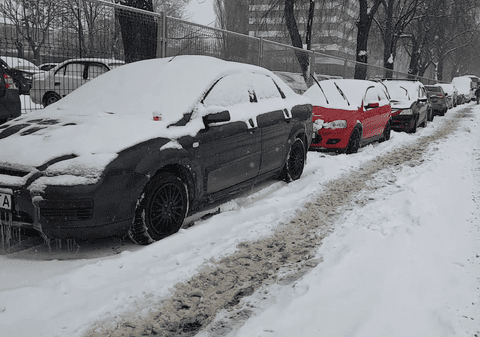 #salvatipipera | În Pipera sunt doar 70 de locuri de parcare, pentru 65.000 de maşini. Cum se îngrămădesc şoferii pentru a prinde un loc de parcare