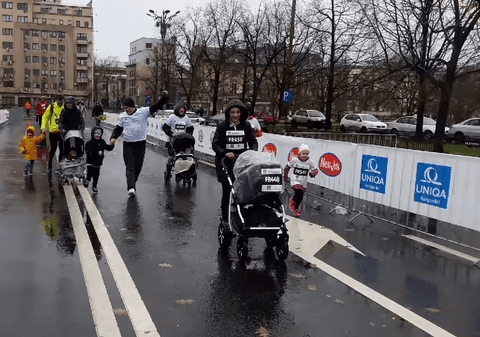 Au alergat cu căruciorul prin ploaie la Cursa Bebelușilor, în București (GALERIE FOTO)