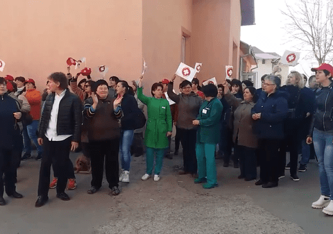 Zeci de asistente, infirmiere si brancardieri ai unui spital de psihiatrie din Vrancea au protestat nemulțumiți de diminuarea veniturilor