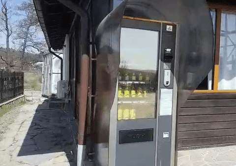 VIDEO/Automat cu lumânări și tămâie la intrarea într-un cimitir din Prahova. Inițiativa aparține preotului unei parohii din Câmpina