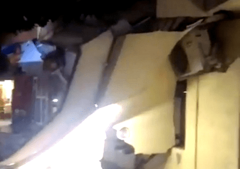 VIDEO/ Plafonul unei bănci a căzut, în Eforie Nord. Fațada clădirii s-a prăbușit pe trotuar