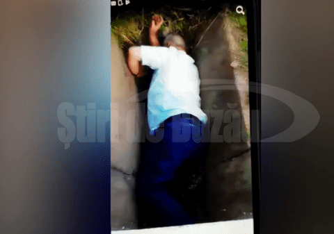 Consilier local din Buzău, beat în șanț. Ipostaza scandaloasă în care a fost filmat |VIDEO