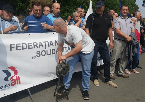 Sindicaliştii din industria de apărare reiau, azi, protestele în Piaţa Victoriei
