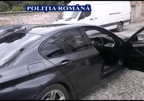 Au rămas fără trei autoturisme de lux în valoare de 47.000 de lire sterline. Mașinile, aduse din Anglia, fuseseră înmatriculate în România cu acte false