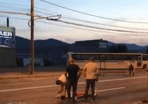 VIDEO/ Tineri bătuţi crunt şi aruncaţi în mijlocul străzii, la Baia Mare