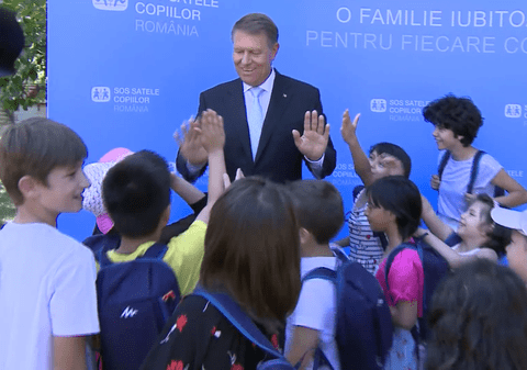 VIDEO/ O zi printre copii. Klaus Iohannis, în vizită la Asociatia SOS Satele Copiilor. A bătut palma cu micuţii şi s-a jucat cu ei
