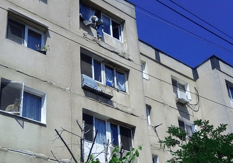 O femeie din București a vrut să se arunce de la etajul patru al blocului. Cum au salvat-o pompierii |VIDEO