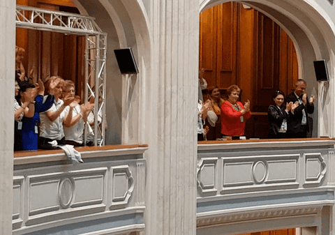 EXCLUSIV/ Susținătorii PSD, în balcon, în Parlament. Opoziția, interzis la invitați. Un deputat s-a dus la simpatizanții Guvernului