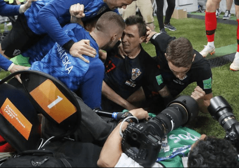 Mario Mandzukic a dărâmat un fotograf, la bucuria de la golul de 2-1