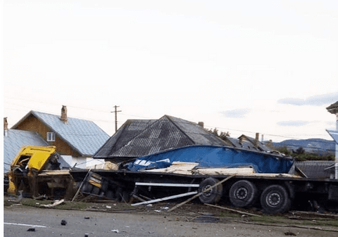 Accident grav la Săvineşti. Un TIR a ras o casă de pe marginea şoselei