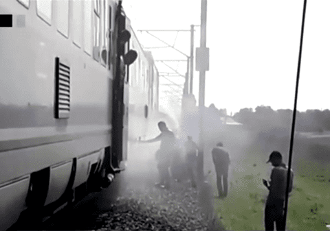 Trenul București-Constanța, oprit în câmp mai bine de o oră. Un călător a acționat abuziv semnalul de alarmă